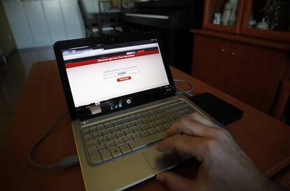 Una persona descarga contenidos piratas 'online' desde un ordenador portátil.