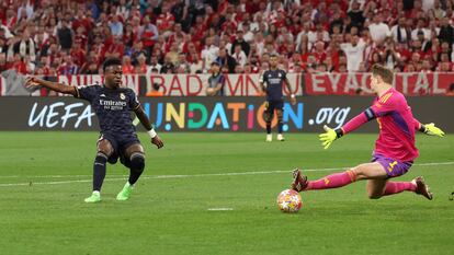 Vinicius dispara a gol para el Real Madrid, este martes.