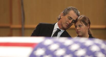 Robert Shriver III, con su hijastra, en el entierro de su tío Edward Kennedy en 2009.