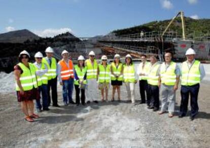 Fotografía facilitada por el Ministerio de Fomento de la titular del Departamento, Ana Pastor (c), entre otros, durante la visita que ha realizado hoy a las obras de la autovía del Mediterráneo (A-7) en la provincia de Granada.