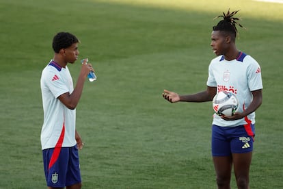 Nico Williams y Lamine Yamal, durante el entrenamiento del pasado lunes de la selección española en Las Rozas.