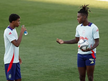 Nico Williams y Lamine Yamal, durante el entrenamiento del pasado lunes de la selección española en Las Rozas.