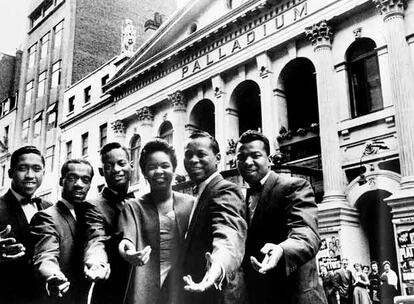 Zola Taylor, en el centro, con los Platters en Londres en 1961.