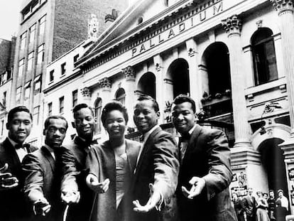 Zola Taylor, en el centro, con los Platters en Londres en 1961.