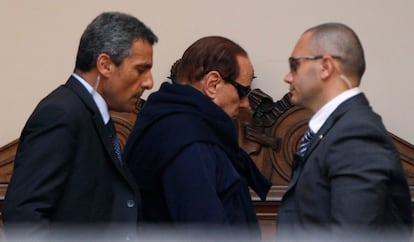 El primer ministro italiano Silvio Berlusconi, llega a su residencia de Roma con sus guardaespaldas. Su gobierno afronta una situación delicada frente a los ataques de los mercados, que han disparado la prima de riesgo de la deuda italiana a niveles alarmantes