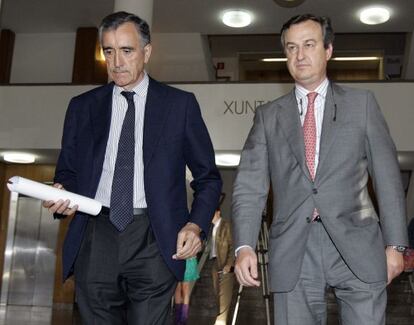 El presidente de Novagalicia, José María Castellano, y el consejero delegado, César González-Bueno saliendo del la Xunta tras reunirse con Feijóo