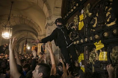 Grupos de manifestantes alcanzan las puertas del Parlament tras romper el cordón policial y colocan pegatinas con el lema “República en construcción”, tras la marcha en Barcelona por el primer aniversario del referéndum ilegal del 1 de octubre de 2017.