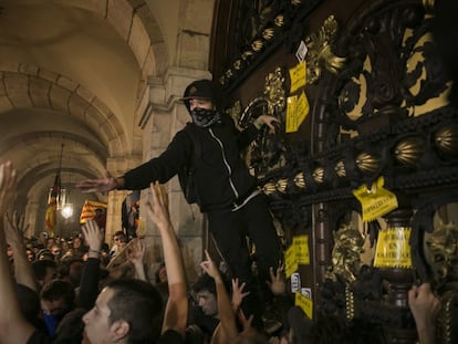 Grupos de manifestantes alcanzan las puertas del Parlament en el primer aniversario del referéndum ilegal del 1 de octubre de 2017.