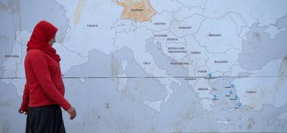 Una mujer camina este miércoles junto a un mapa de Europa en la localidad griega de Idomeni, cerca de la frontera con Macedonia.
