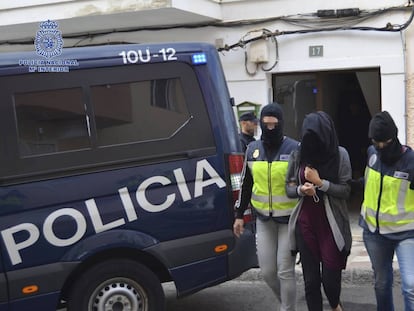 Agentes de la Policía Nacional detienen a una mujer por presuntamente pertenecer a la organización terrorista.