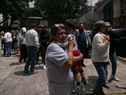 Cientos de personas evacuaron los edificios de los multifamiliares en Tlalpan, al sur de Ciudad de México, luego de que un sismo de 7,7 grados de magnitud sacudiera la Ciudad de México.