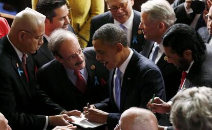 Obama firmando autógrafos tras su discurso.