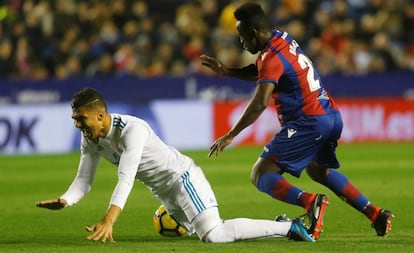 Casemiro cae ante Boateng.