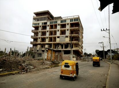 Pedernales fue una de las zonas más afectadas por el terremoto del 16 de abril. En la imagen, lo que queda del turístico hotel Lastmar.