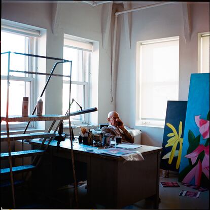 El artista, en el despacho de su casa-estudio, un edificio en el que él y su mujer, Ada, viven desde los años sesenta.