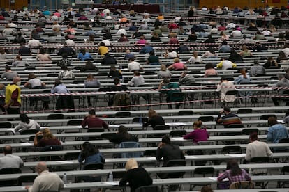 Los aspirantes durante las pruebas en los pabellones de Ifema.