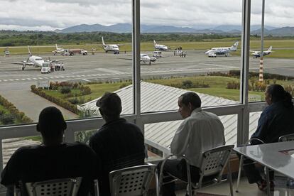 A pesar de las diferencias entre ambos países en el pasado, la República Dominicana se volcó con Haití. Su entonces presidente, Leonel Fernández, estar dispuesto a colaborar "en todo". En la imagen, la pista del aeropuerto Joaquín Balaguer de Santo Domingo, saturado por los vuelos de ayuda a Haití.