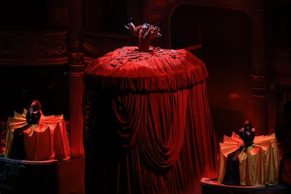 El espectáculo está dividido en cinco actos, con una estructura narrativa que la propia artista denomina 'ópera gótica'.