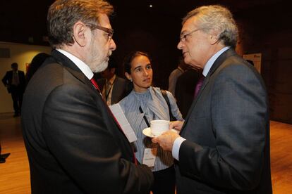 Juan Luis Cebrián conversa con Moisés Naím durante el IC2012.