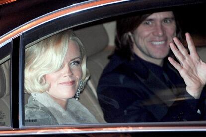 El actor estadounidense Jim Carrey (dcha.) y su prometida, Jenny McCarthy, llegan al castillo Odescalchi en Bracciano, en el norte de Roma, para asistir a la boda de Tom y Katie Holmes.