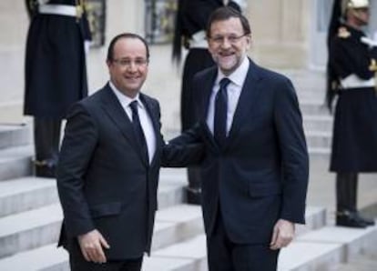 El presidente francés François Hollande (izda) recibe al presidente del Gobierno español, Mariano Rajoy, a su llegada al Palacio del Elíseo de París, Francia, el 26 de marzo del 2013, donde mantuvieron su tercer encuentro bilateral. EFE/Archivo