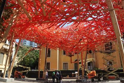 Instalação da obra do artista Arne Quinze na entrada da exposição.