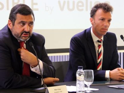 El presidente de Vueling, Alex Cruz, y el nuevo director comercial de la compa&ntilde;&iacute;a, David Garc&iacute;a Blancas.