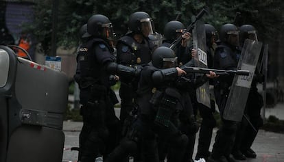 Un policía apunta con una escopeta que dispara pelotas de goma durante los disturbios registrados en Barcelona, en octubre de 2019, tras conocerse la sentencia del 'procés'.