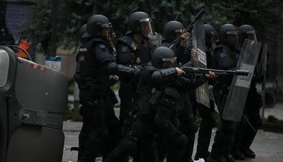 Agentes de la Policía Nacional, durante los disturbios en Barcelona del pasado octubre por la sentencia del 'procés'.