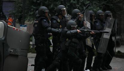 La Policía, durante los disturbios en Barcelona.