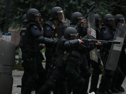 La Policía, durante los disturbios en Barcelona.