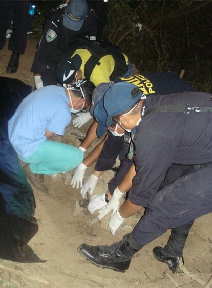 La policía hondureña en el momento de desenterrar el cadáver de García.