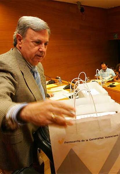 Rafael Maluenda, ayer, con sus documentos.