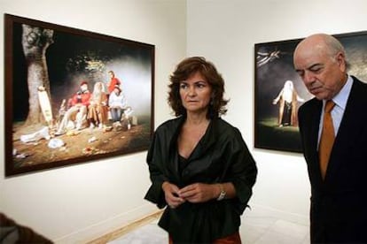 La ministra Carmen Calvo y el presidente de BBVA, Francisco González, en su recorrido por la exposición, ante fotografías de Carles Congost.