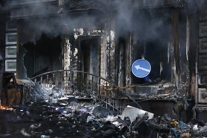 Un manifestante utiliza una señal de tráfico como escudo, 23 de enero de 2014.