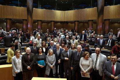 El expresidente Zapatero (quinto por la izquierda, primera fila) junto con exministros, dirigentes y diputados del PSOE, el 19 de diciembre.