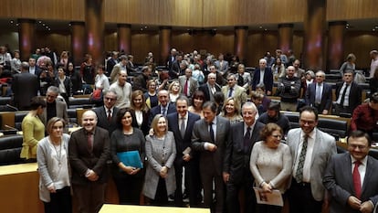 El expresidente Zapatero (quinto por la izquierda, primera fila) junto con exministros, dirigentes y diputados del PSOE, el 19 de diciembre.