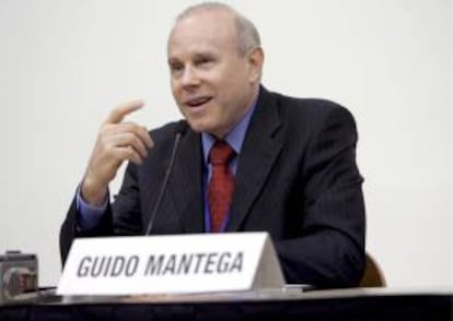 En la imagen un registro del ministro brasileño de Hacienda, Guido Mantega, quien subrayó que los análisis realizados por algunos sectores sobre la vulnerabilidad de Brasil "pararon". EFE/Archivo