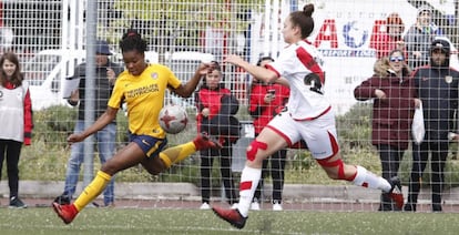 Ludmila Da Silva (Atlético) pelea un balón con Paula Andújar (Rayo) en el último derbi madrileño.