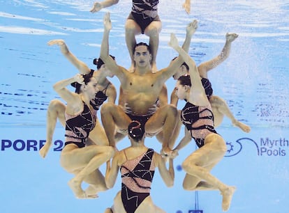 Dennis González hace de pilar de la acrobacia del equipo español, en una fotografía subacuática tomada durante la final del domingo.