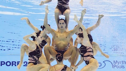 Dennis González hace de pilar de la acrobacia del equipo español, en una fotografía subacuática tomada durante la final del domingo.