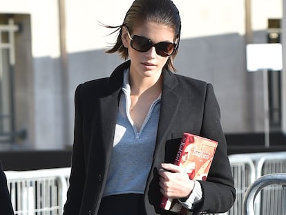 Kaia Gerber llevando el libro '