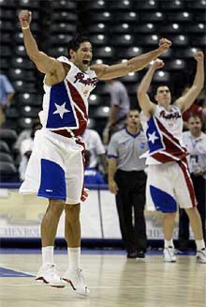 Piculín Ortiz, autor de los dos tiros libres decisivos, celebra el triunfo ante Yugoslavia.