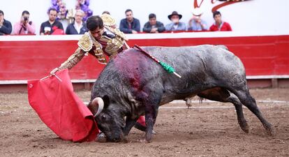 Derechazo de Joselito Adame.