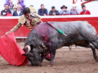 Derechazo de Joselito Adame.