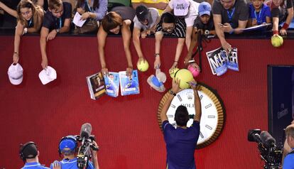 El serbio Novak Djokovic firma autógrafos tras vencer al japones Kei Nishikori durante el Open de Australia celebrado en Melbourne.