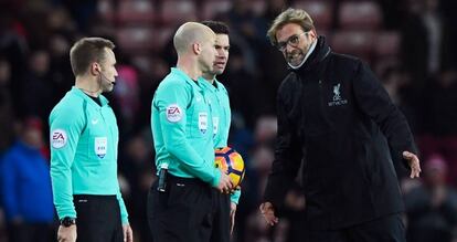 Jürgen Klopp charla con el árbitro Anthony Taylor tras el empate del Liverpool en campo del Sunderland.