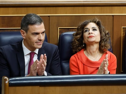 El presidente del Gobierno, Pedro Sánchez, con la vicepresidenta primera y ministra de Hacienda, María Jesús Montero, y la vicepresidenta segunda y titular de Trabajo, Yolanda Díaz, en el Congreso.