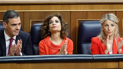 El presidente del Gobierno, Pedro Sánchez, conversa con las vicepresidentas María Jesús Montero (c) y Yolanda Díaz, durante la sesión de control al Ejecutivo este miércoles en el Congreso.