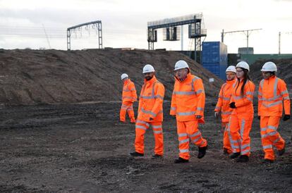 O primeiro-ministro do Reino Unido, Boris Johnson, visita obras ferroviárias em Birmingham.